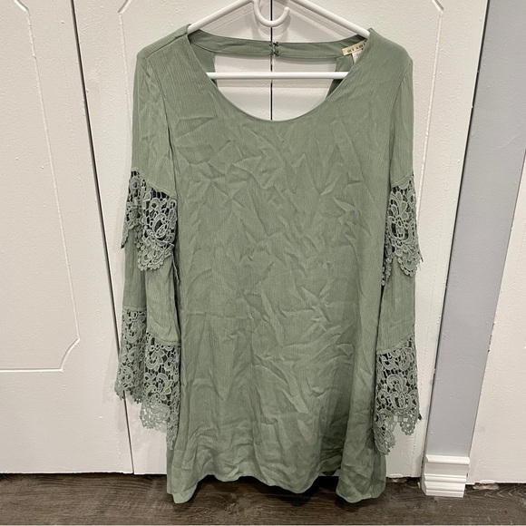 NWT Francesca's Green Bell Sleeve Mini Dress - Picture 1 of 16